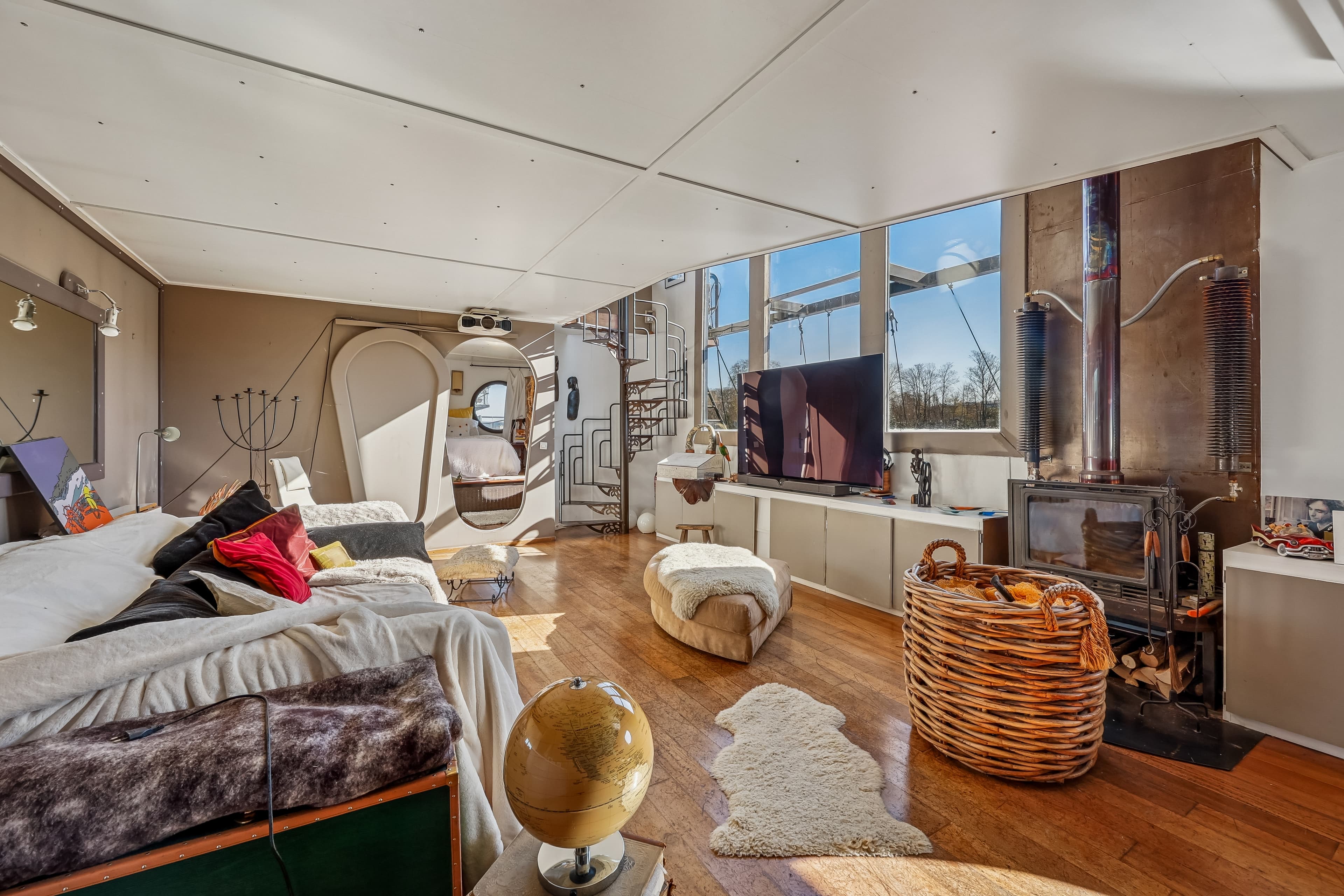 Péniche d'exception à Boulogne-Billancourt - 130m² sur le Quai du Point du Jour