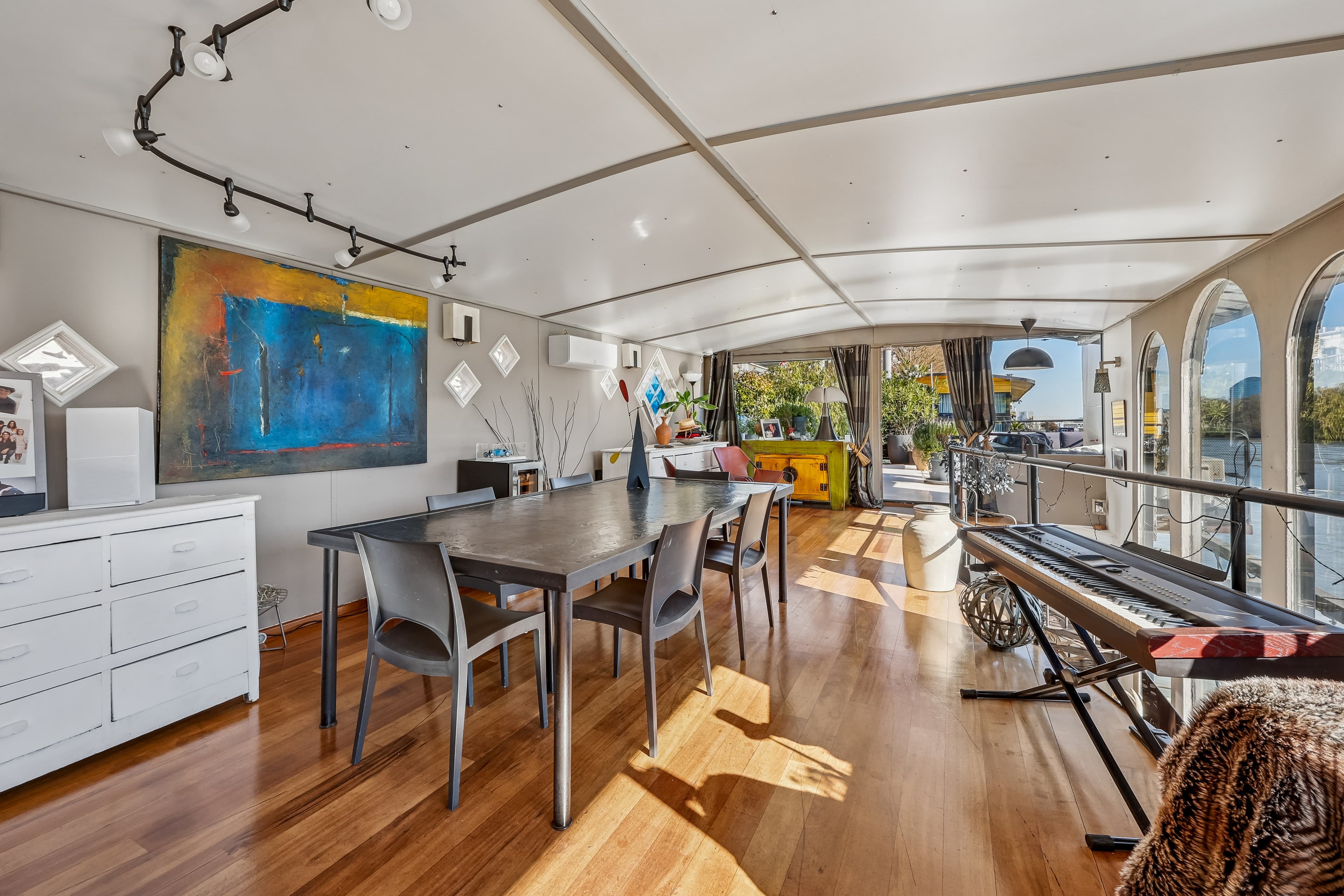 Péniche d'exception à Boulogne-Billancourt - 130m² sur le Quai du Point du Jour