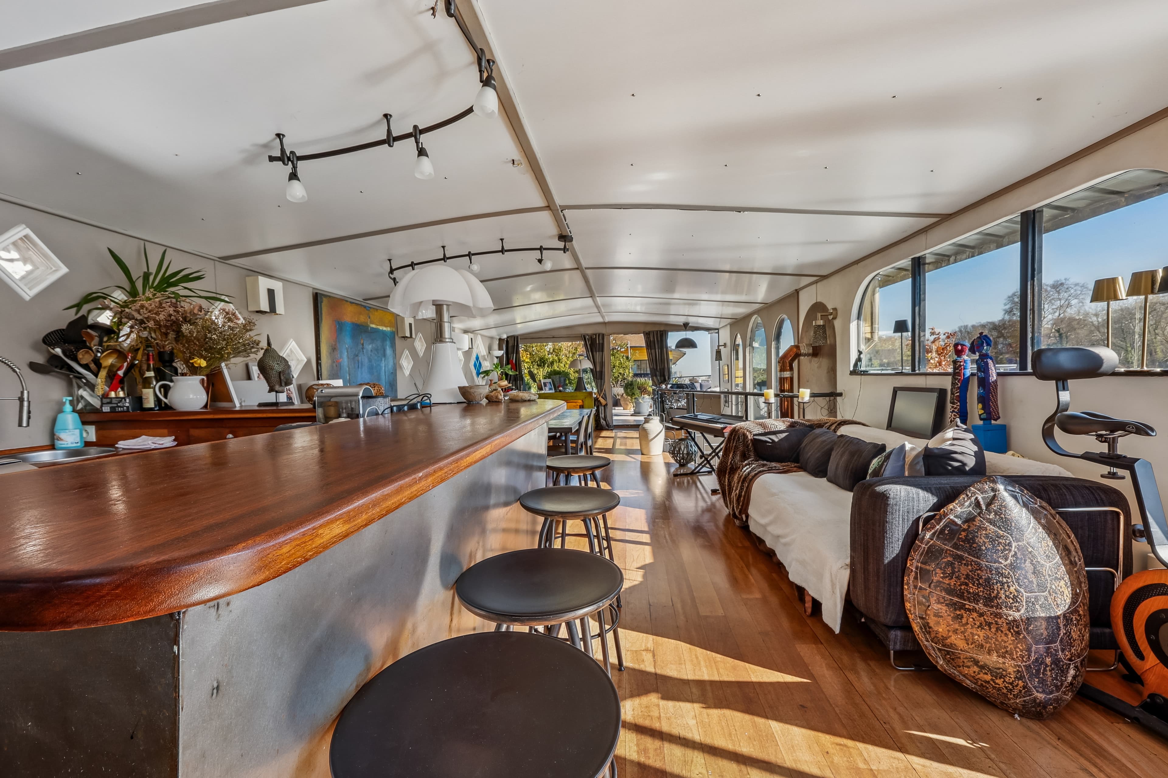 Péniche d'exception à Boulogne-Billancourt - 130m² sur le Quai du Point du Jour