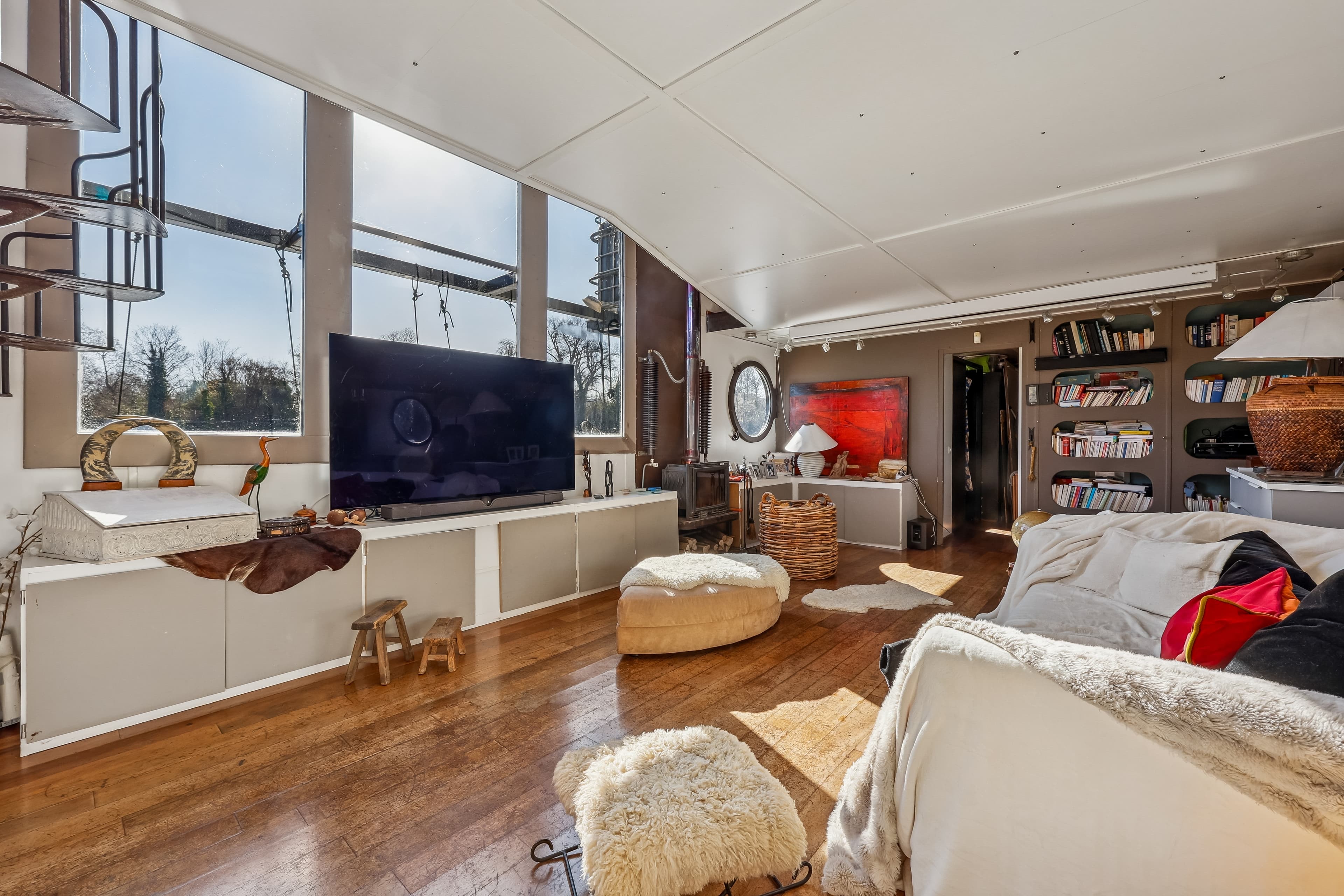 Péniche d'exception à Boulogne-Billancourt - 130m² sur le Quai du Point du Jour
