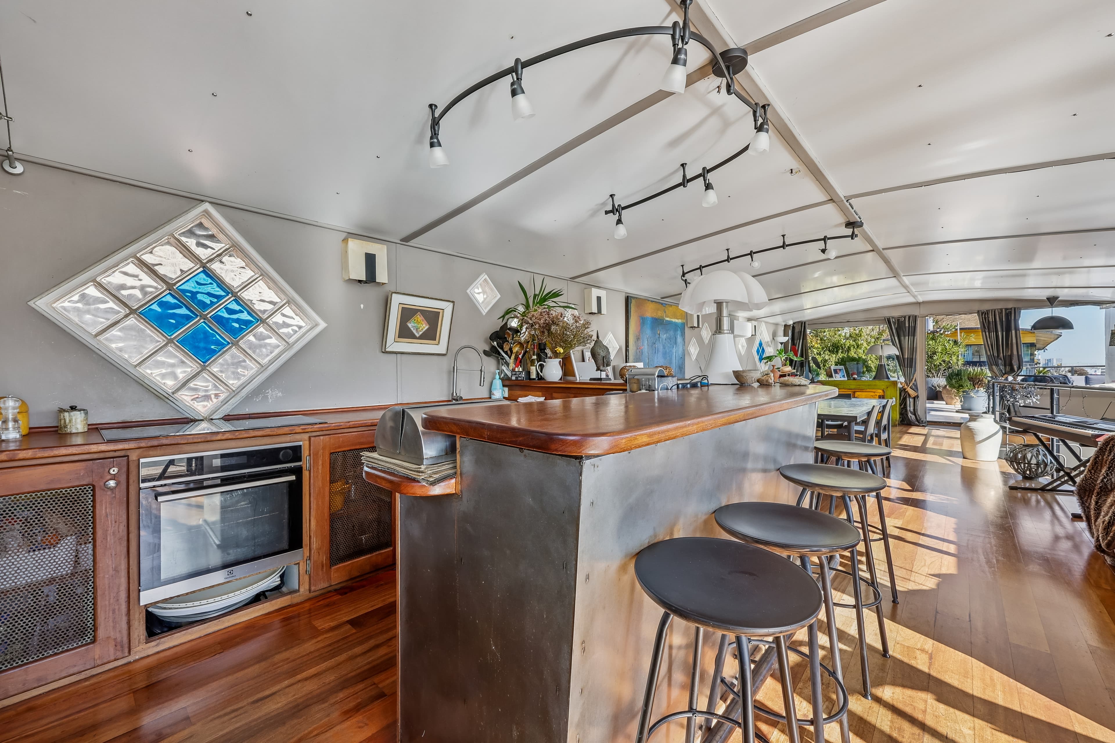 Péniche d'exception à Boulogne-Billancourt - 130m² sur le Quai du Point du Jour