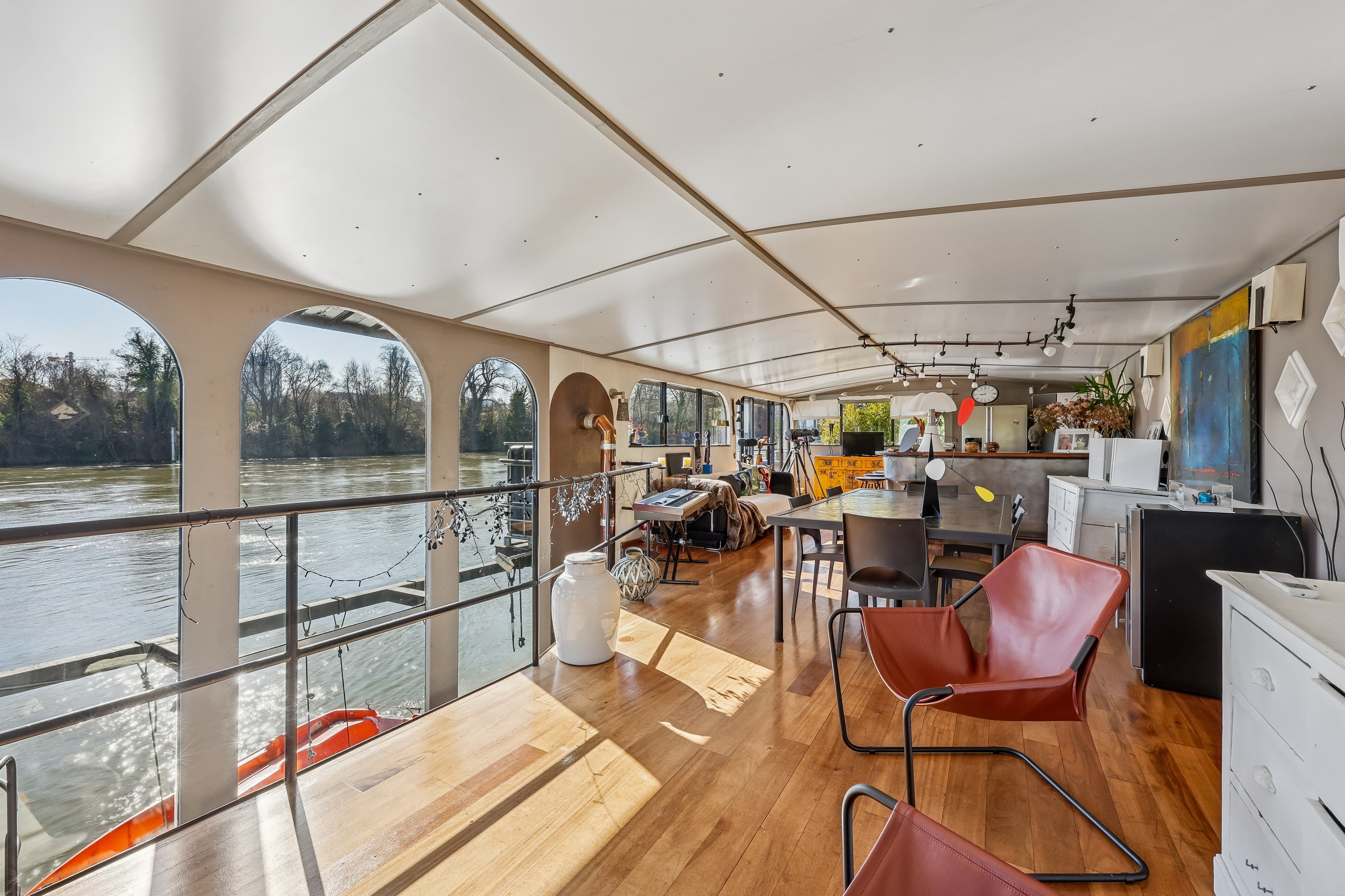 Péniche d'exception à Boulogne-Billancourt - 130m² sur le Quai du Point du Jour