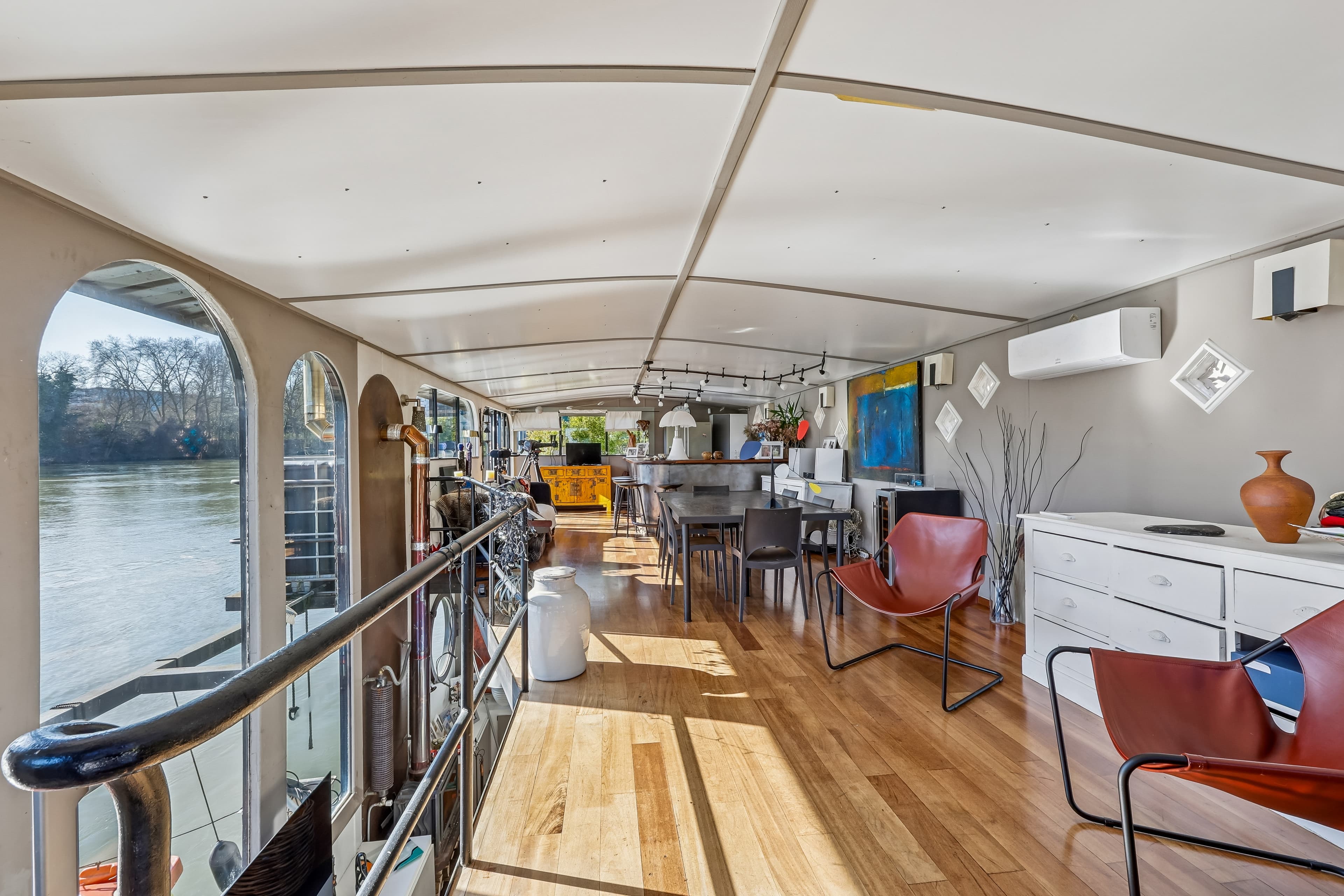 Péniche d'exception à Boulogne-Billancourt - 130m² sur le Quai du Point du Jour