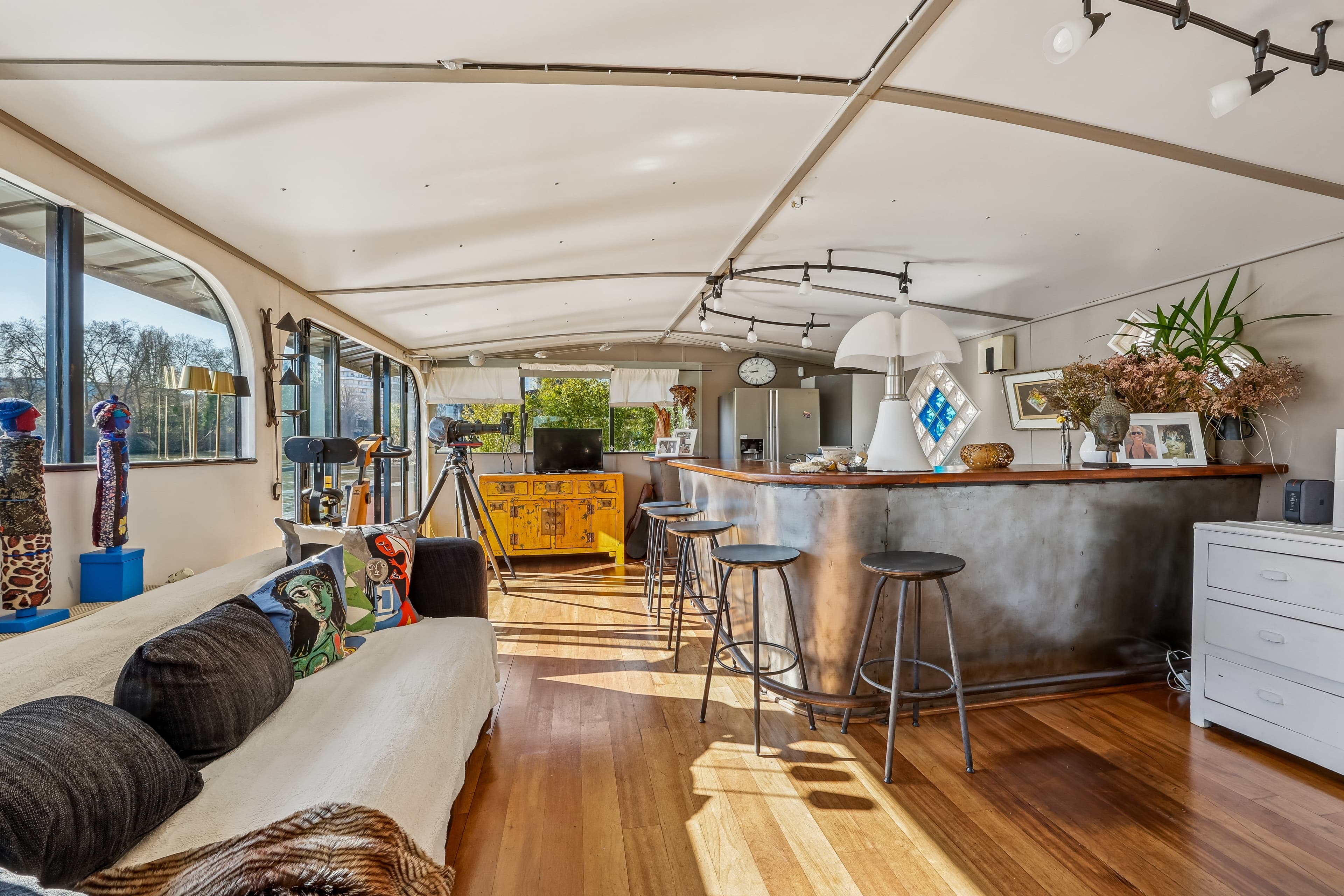 Péniche d'exception à Boulogne-Billancourt - 130m² sur le Quai du Point du Jour